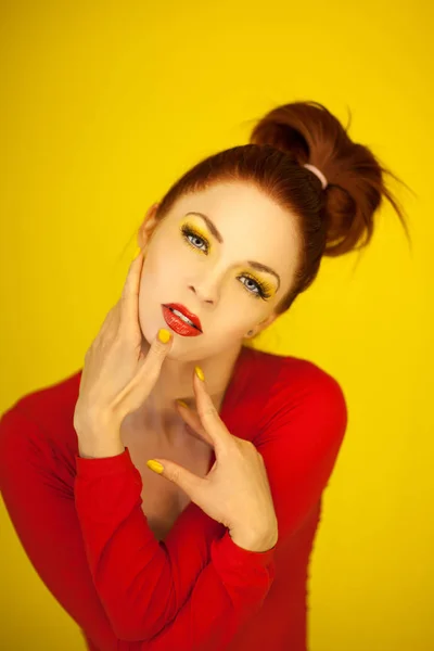Schöne Junge Frau Rot Gelbem Modeporträt Mit Perfektem Make — Stockfoto