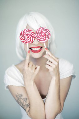 güzel komik kadın olarak iki beyaz ve mükemmel pembe makyaj girdap kırmızı ve pembe lolipop
