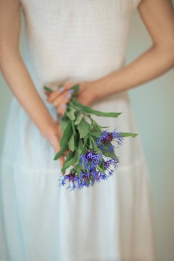 taze mavi Peygamber holding kadın eller, şehvetli kırsal stüdyo çekim arka plan olarak kullanılabilir