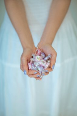 vintage biraz şeker holding kadın eller, şehvetli kırsal stüdyo çekim arka plan olarak kullanılabilir