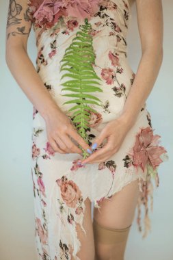 taze yeşil fern yaprak holding kadın eller, şehvetli kırsal stüdyo çekim arka plan olarak kullanılabilir