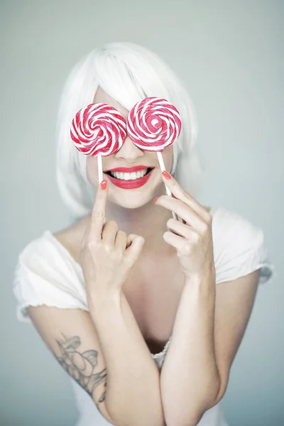 Bela Mulher Engraçada Branco Perfeita Maquiagem Rosa Segurando Dois Pirulitos — Fotografia de Stock