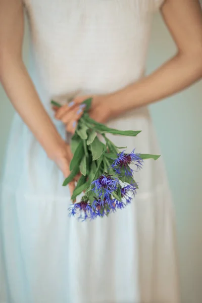 Vrouw Handen Met Verse Blauwe Korenbloemen Kan Sensuele Landelijke Studio — Stockfoto