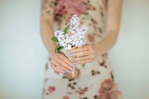 Mani Della Donna Che Tengono Fiori Lilla Viola Freschi Colpo — Foto Stock