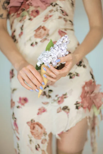 Kvinna Händer Som Håller Färsk Violett Lila Blommor Kan Sensuell — Stockfoto