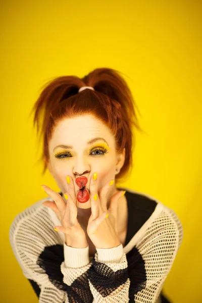Hermosa Mujer Joven Rojo Amarillo Retrato Moda Con Maquillaje Perfecto — Foto de Stock