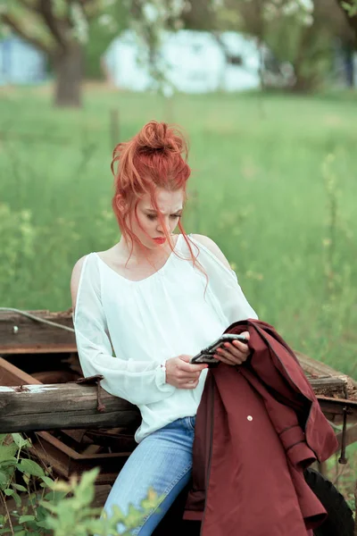 Mladá Atraktivní Žena Zaneprázdněn Mobilní Telefon Dělá Selfie Psaní Čtení — Stock fotografie