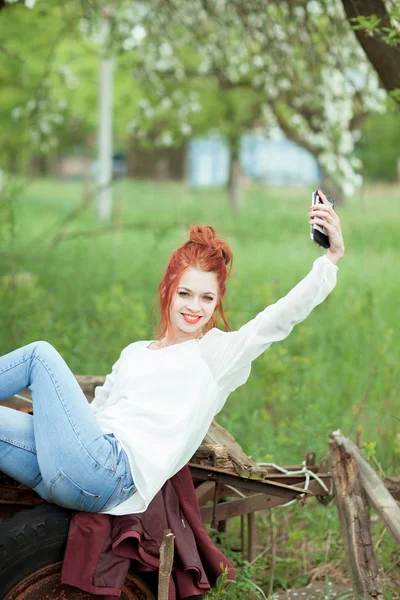 Mladá Atraktivní Žena Zaneprázdněn Mobilní Telefon Dělá Selfie Psaní Čtení — Stock fotografie