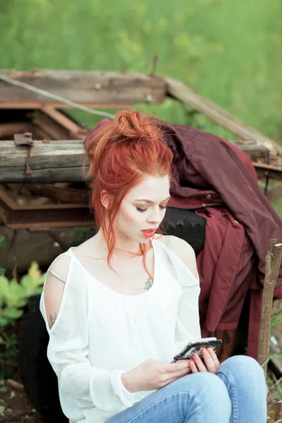 Mladá Atraktivní Žena Zaneprázdněn Mobilní Telefon Dělá Selfie Psaní Čtení — Stock fotografie