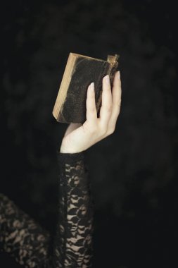 Vintage eski kitap holding kadın eller çok karanlık atmosfer şehvetli kırsal, Gotik stüdyo çekim arka plan olarak kullanılabilir