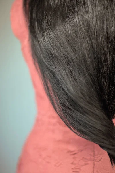 Krásné Lesklé Fakt Dlouhé Hladké Vlasy Černém Žena Červených Šatech — Stock fotografie