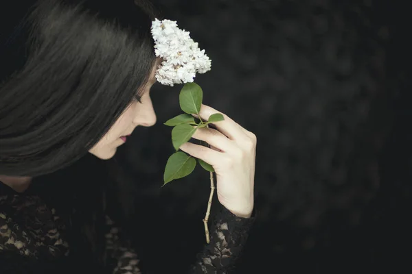 Vrouw Hand Met Verse Witte Lila Bloemen Haar Gezicht Zeer — Stockfoto