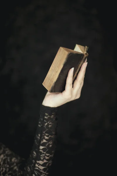 Vintage Eski Kitap Holding Kadın Eller Çok Karanlık Atmosfer Şehvetli — Stok fotoğraf