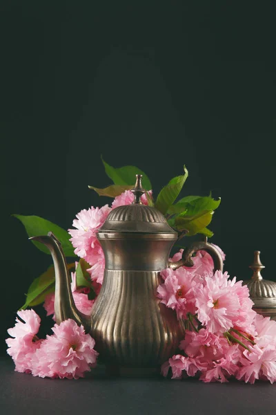 Alte Antike Mokka Kaffeekanne Mit Kirschblütenblüten Dekoriert Dunkel Launig Kann — Stockfoto