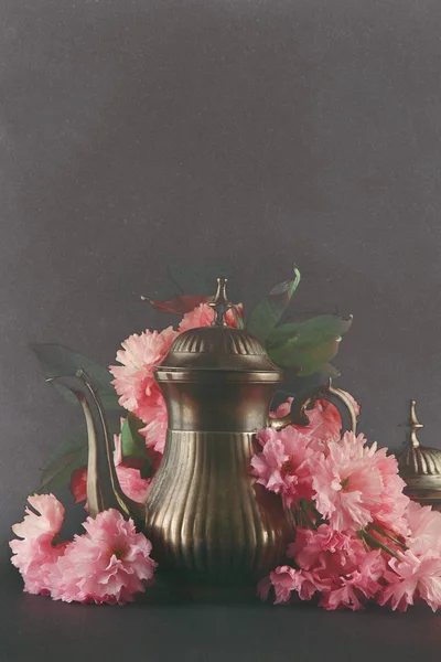 Παλιά Ρετρό Αντίκα Καφέ Μόκα Κατσαρόλα Διακοσμημένη Λουλούδια Κεράσι Ανθίσει — Φωτογραφία Αρχείου