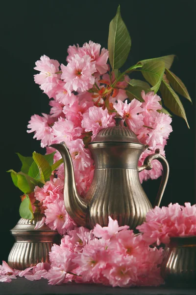 复古古董摩卡咖啡壶装饰樱花花 暗穆迪拍摄 可作为背景 — 图库照片