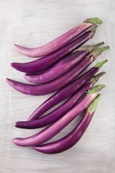 Berinjelas Violetas Roxas Frescas Bonitas Decoradas Uma Mesa Madeira Branca — Fotografia de Stock