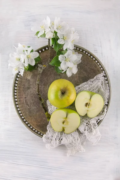 Freh Rijpe Groene Appel Versierd Met Prachtige Apple Blossom Witte — Stockfoto