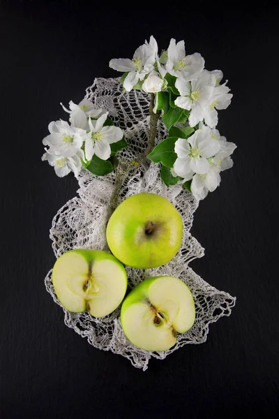 Verse Rijpe Groene Appel Versierd Met Prachtige Apple Blossom Donkere — Stockfoto