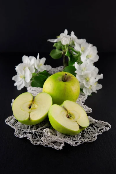 Färska Mogna Gröna Äpplen Dekorerad Med Vackra Äppelblom Mörka Bord — Stockfoto