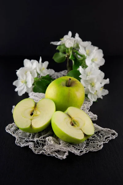 Maçã Verde Madura Fresca Decorada Com Bela Flor Maçã Mesa — Fotografia de Stock