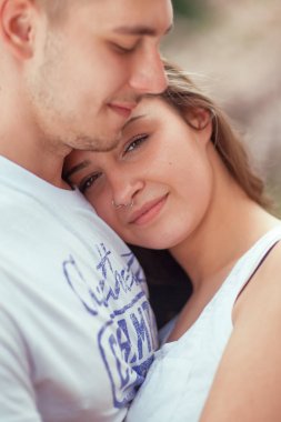 Genç çift eğleniyor güneşli parkta ilkbaharda, güzel, romantik ruh hali