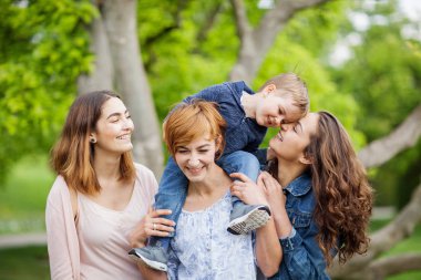 Mutlu genç aile parkı, anne, kız kardeş ve kardeşi serbest zaman zevk
