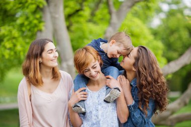 Mutlu genç aile parkı, anne, kız kardeş ve kardeşi serbest zaman zevk