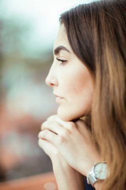 güneş ışığı, profil, yaşam kavramı ateş bir parkta dışında güzel genç kadın, çarpıcı