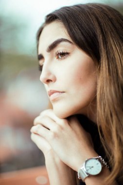 güneş ışığı, profil, yaşam kavramı ateş bir parkta dışında güzel genç kadın, çarpıcı