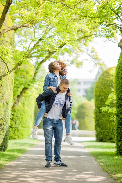 Jong Koppel Plezier Een Zonnige Park Het Voorjaar Prachtige Romantische — Stockfoto