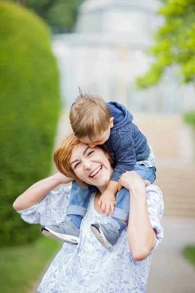 Moeder Zoon Samen Plezier Giechelen Vrolijk Glimlachend Zomer Uit Het — Stockfoto