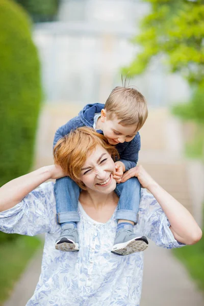 Moeder Zoon Samen Plezier Giechelen Vrolijk Glimlachend Zomer Uit Het — Stockfoto