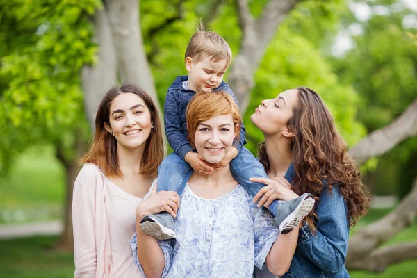 Gelukkige Jonge Familie Genieten Van Vrije Tijd Het Park Moeder — Stockfoto