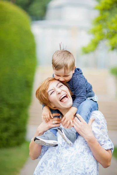 Matka Syn Zabawy Razem Chichot Szczęśliwa Uśmiechnięta Lato Się Parku — Zdjęcie stockowe