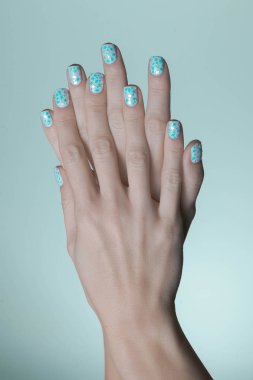 Holografik ojeli güzel kadın elleri