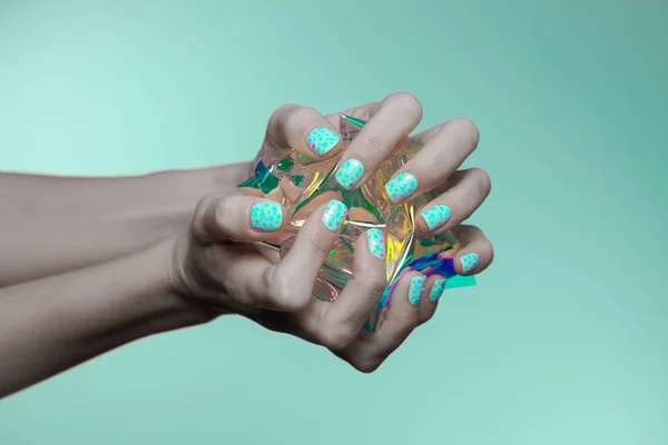 Belas Mãos Mulher Com Esmalte Holográfico — Fotografia de Stock