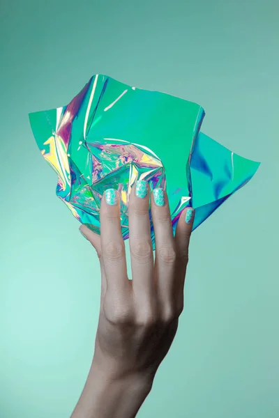 Hermosas Manos Mujer Con Esmalte Uñas Holográfico —  Fotos de Stock