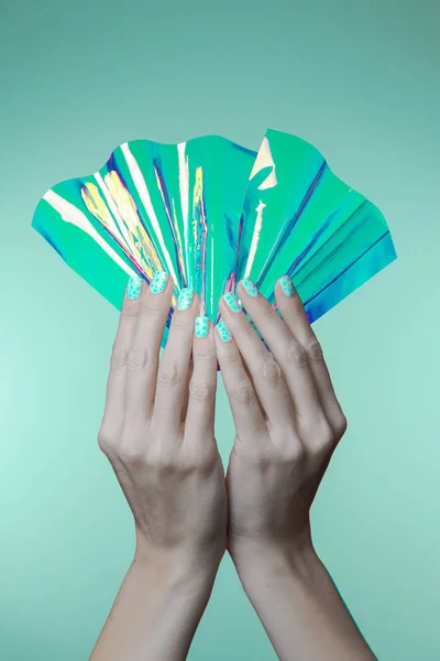 Hermosas Manos Mujer Con Esmalte Uñas Holográfico —  Fotos de Stock