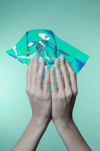 Mooie Vrouw Handen Met Holografische Nagellak — Stockfoto