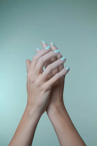 Красивые Руки Женщины Нежным Блеском Белого Порошка Использован Качестве Фона — стоковое фото