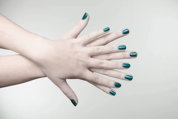 Mãos Bonitas Mulher Com Verniz Azul Unha Brilho Podem Ser — Fotografia de Stock
