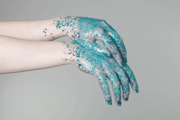 Όμορφη Γυναίκα Χέρια Μπλε Glitter Μπροστά Από Μαύρο Μπορεί Χρησιμοποιηθεί — Φωτογραφία Αρχείου