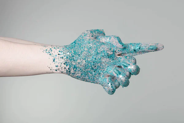 Schöne Frauenhände Mit Blauem Glitzern Vor Schwarzem Kann Als Hintergrund — Stockfoto