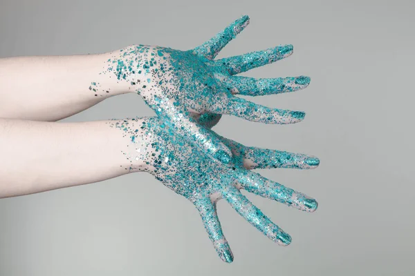 Mooie Vrouw Handen Met Blauwe Glitter Voorkant Van Zwart Kan — Stockfoto