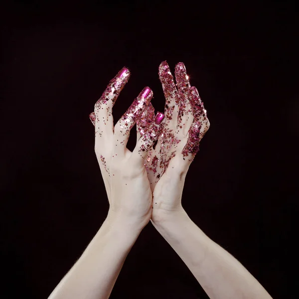 Schöne Frauenhände Mit Rosa Glitzern Vor Schwarzem Hintergrund — Stockfoto
