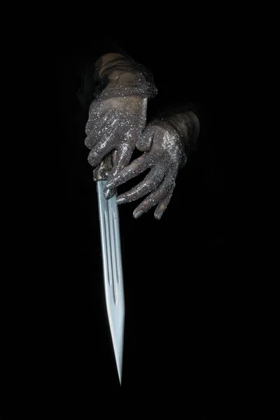 Işıltılı Elleri Olan Güzel Bir Kadın Kılıcı Yakından Tutuyor — Stok fotoğraf