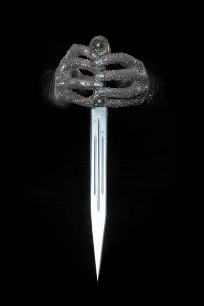 Schöne Frauenhände Mit Glitzerndem Schwert Aus Nächster Nähe — Stockfoto