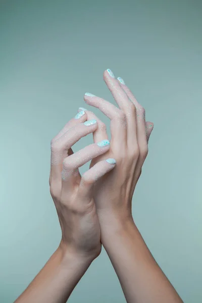 Όμορφη Γυναίκα Χέρια Τρυφερή Λευκή Σκόνη Glitter Μπορεί Χρησιμοποιηθεί Φόντο Εικόνα Αρχείου