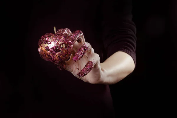 Όμορφη Γυναίκα Χέρια Glitter Κρατώντας Μήλο Κοντά Εικόνα Αρχείου